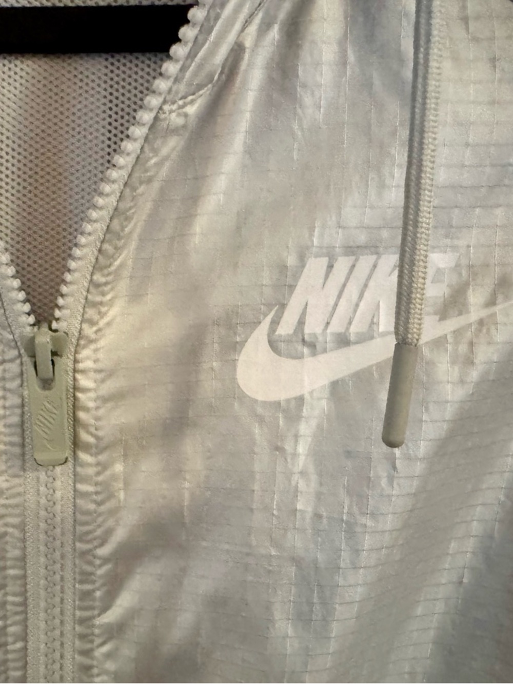 Nike Sportswear Windrunner Woman’s Jacket in White & Silver. Size - Large - Picture 9 of 12